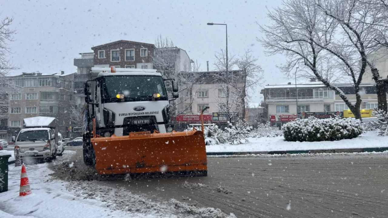 Bursa Büyükşehir karla mücadelede sahada