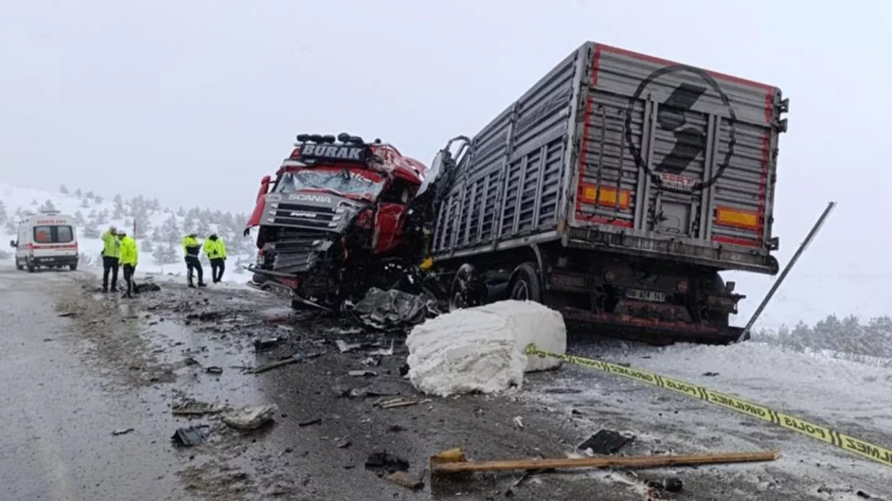 2 tır kafa kafaya çarpıştı: Ölü ve yaralılar var