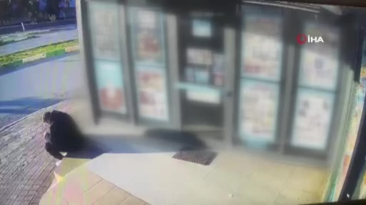 Oturduğu yerde aracın altında kalmaktan saniyelerle kurtuldu