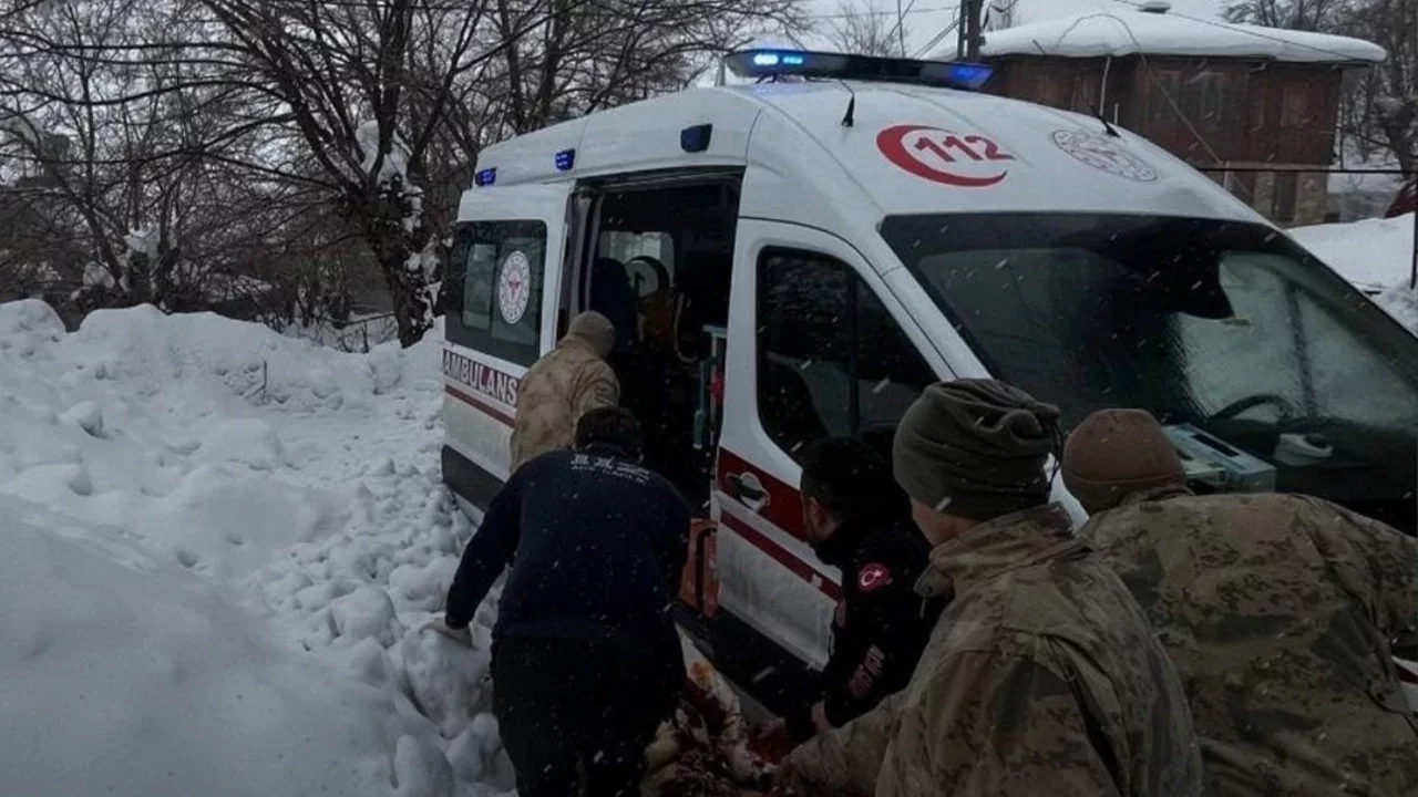 Erzincan'da toprak kayması: 1 işçi hayatını kaybetti