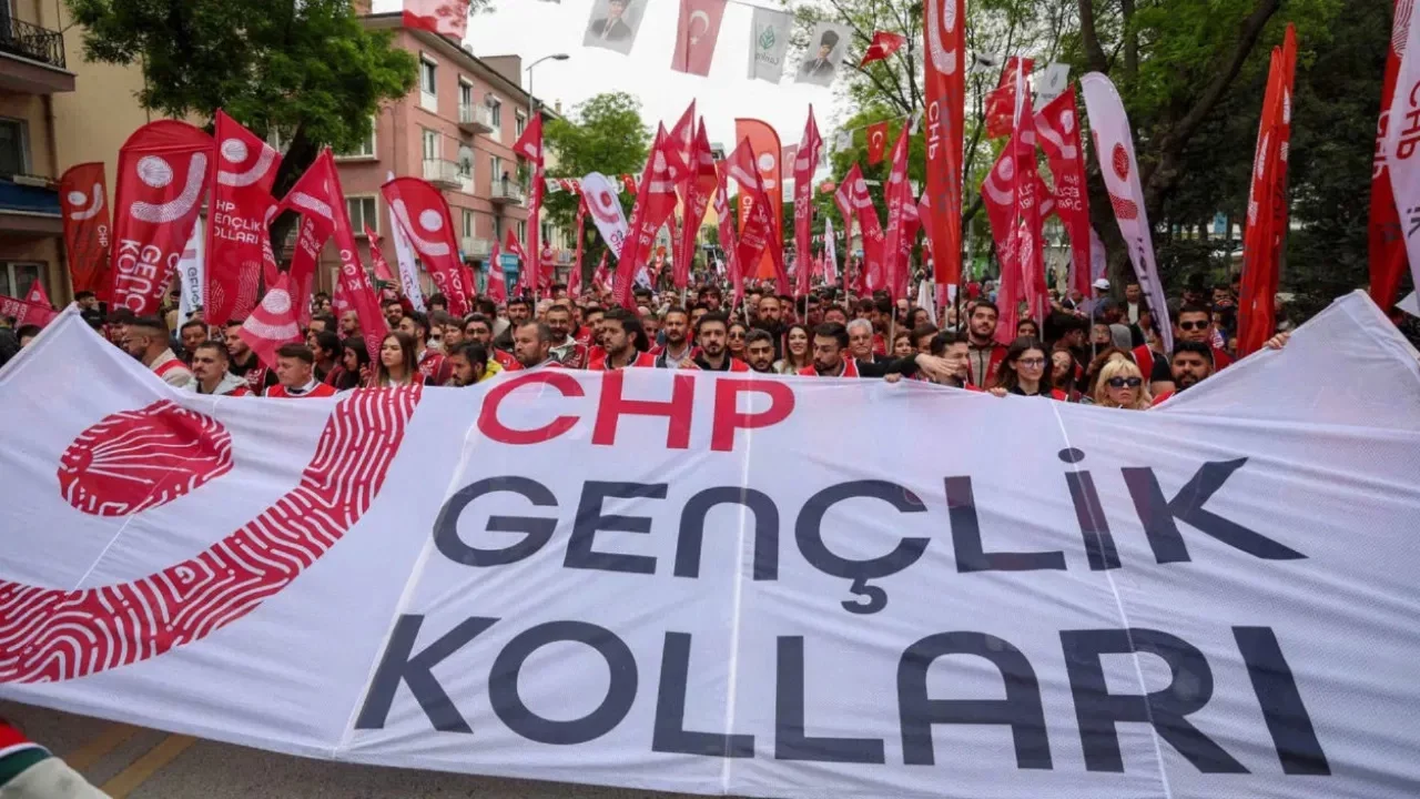 Ekrem İmamoğlu'nun pankartını asmak suç sayıldı! CHP Gençlik Kolları'ndan açıklama: 'İktidar yürü...