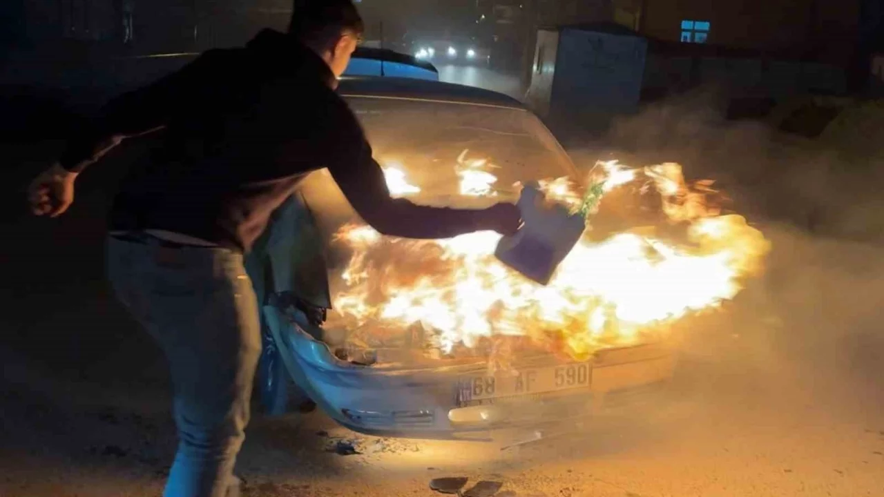 Alev alev yanan araca antifriz müdahalesi faciayı büyüttü