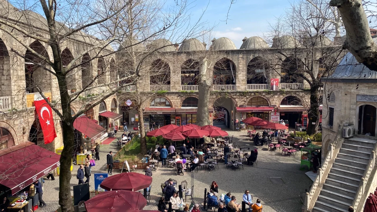 Bursa Koza Han'da masalar geri döndü: Dubalar kalktı, avlu yeniden doldu