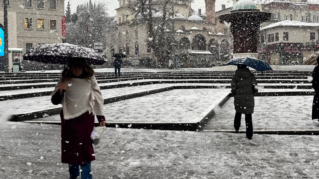 Bursa şehir merkezinde kar sürprizi yaşandı