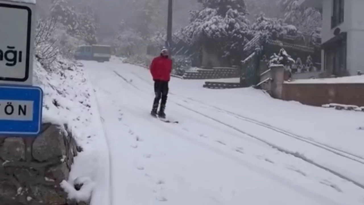 Bursa'da yağan karı fırsata çeviren vatandaş şehir merkezinde kayak yaptı