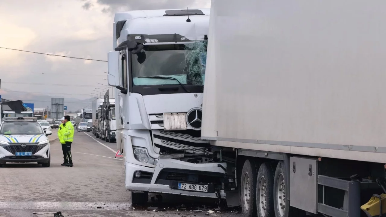 Bursa'da tanker ile tır çarpıştı: 1 yaralı