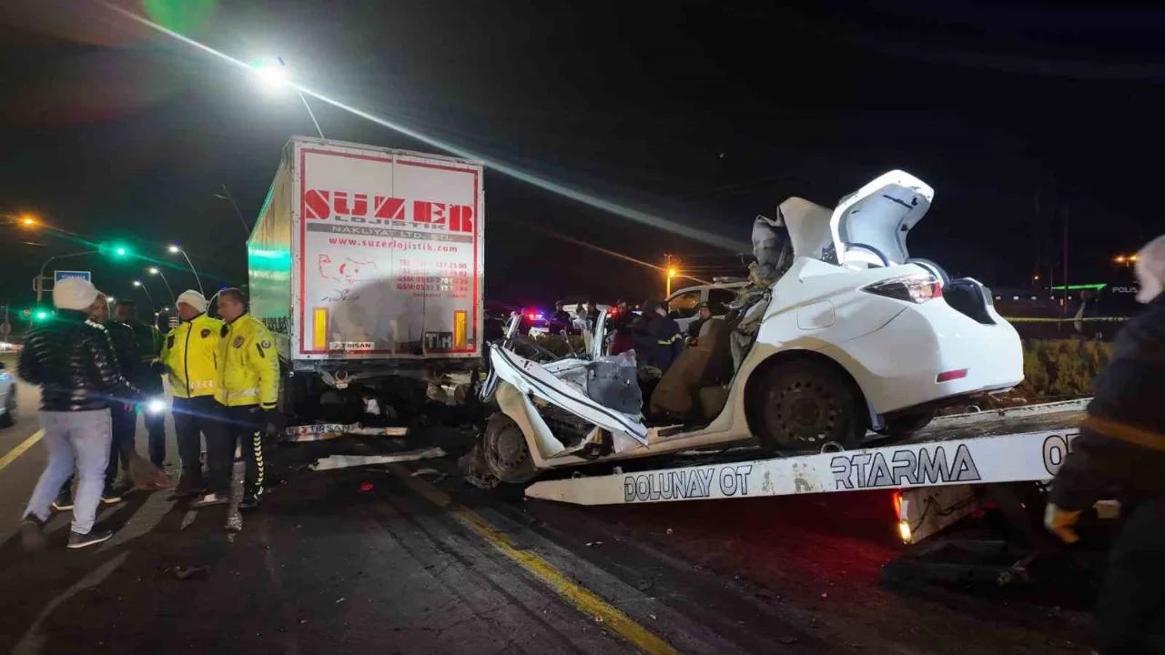 Niğde'de feci kaza: Tıra çarpan otomobilin sürücüsü yaşamını yitirdi