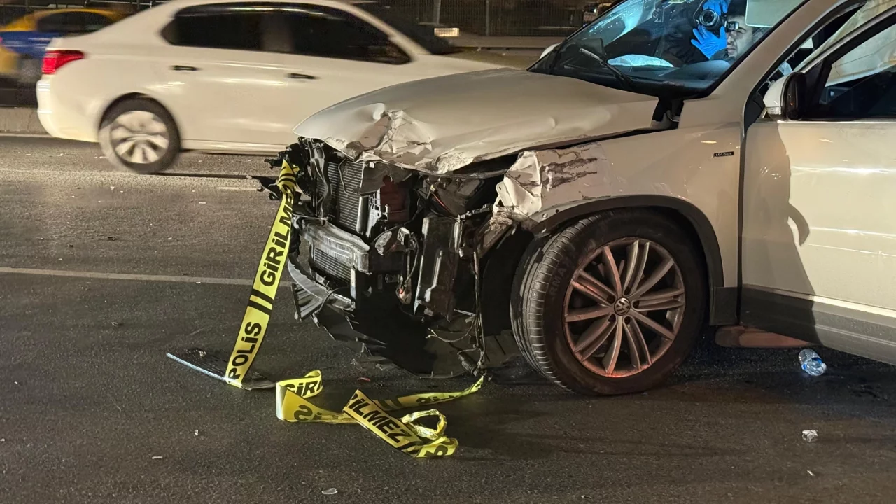 İstanbul'da otomobilin çarptığı motosiklet sürücüsü hayatını kaybetti