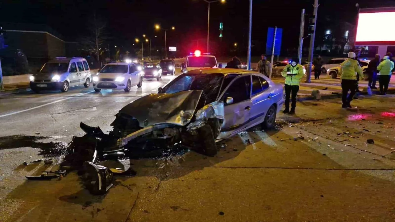 Karaman'da polisten kaçan şüpheliler kaza yaptı: 3 kişi yaralandı