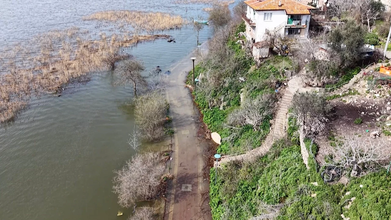 Bursa Uluabat Gölü'ndeki yükselen sular Yaren leyleğin köyünü de vurdu