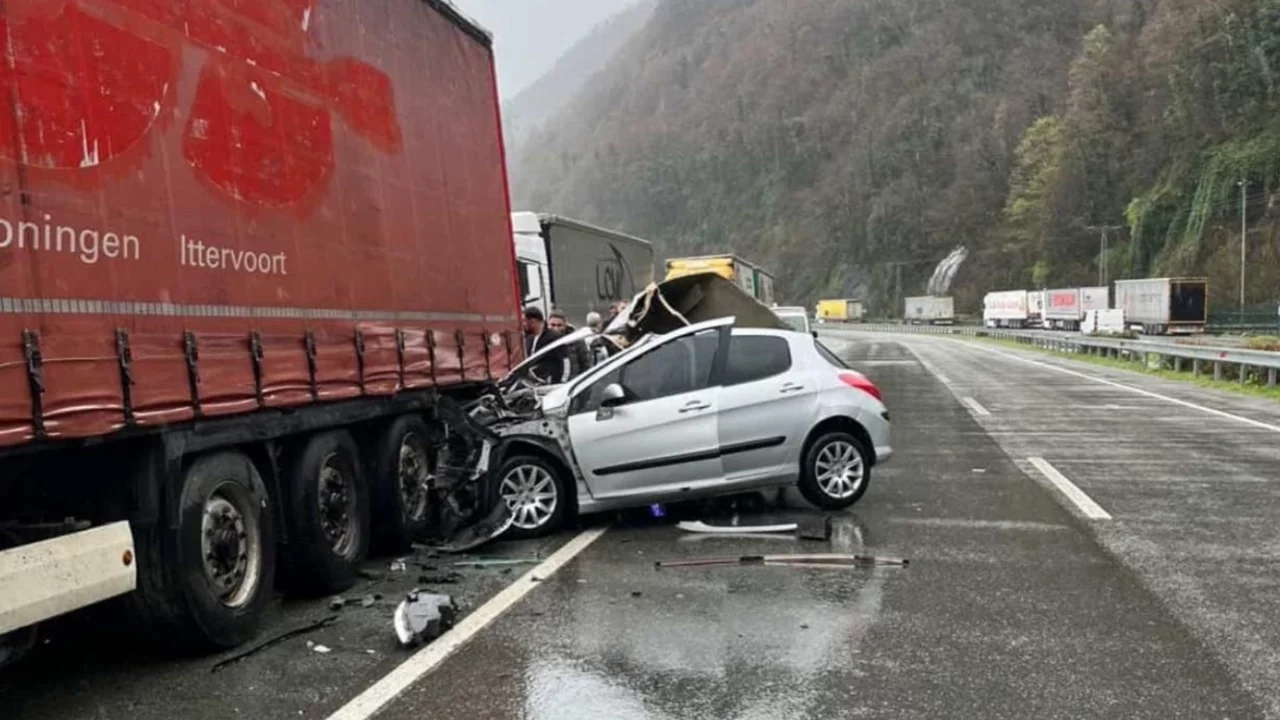 Park halindeki tıra çaptı: 2 kişi feci şekilde öldü