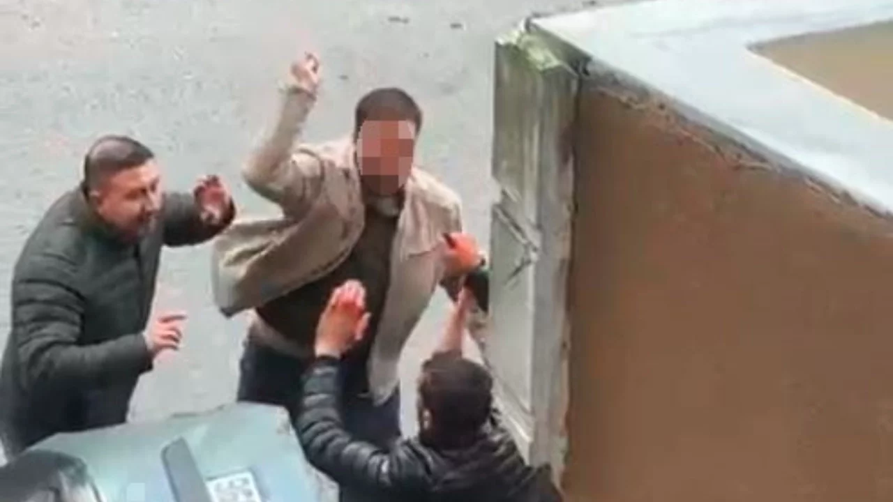 Boşanma aşamasında olduğu eşinin sevgilisine sokakta bıçakla saldırdı