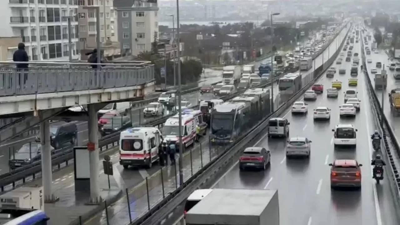 Avcılar'da metrobüs kazası