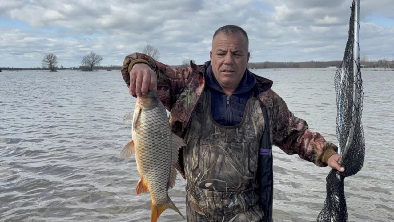 Edirne'de ilginç görüntü: Tarlada balık tuttular!