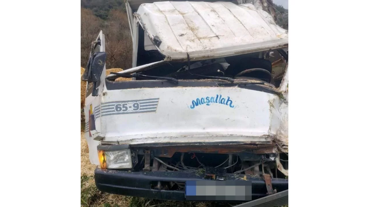 Bursa'da direksiyon hakimiyetini kaybeden sürücü refüje çarptı