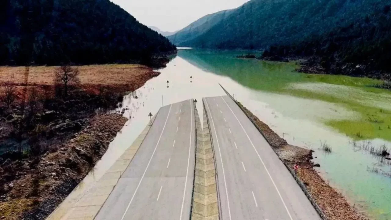 Karayolları Genel Müdürlüğü'nden su taşkını sebebiyle kapanan Antalya-Konya arasındaki yola ilişkin açıklama