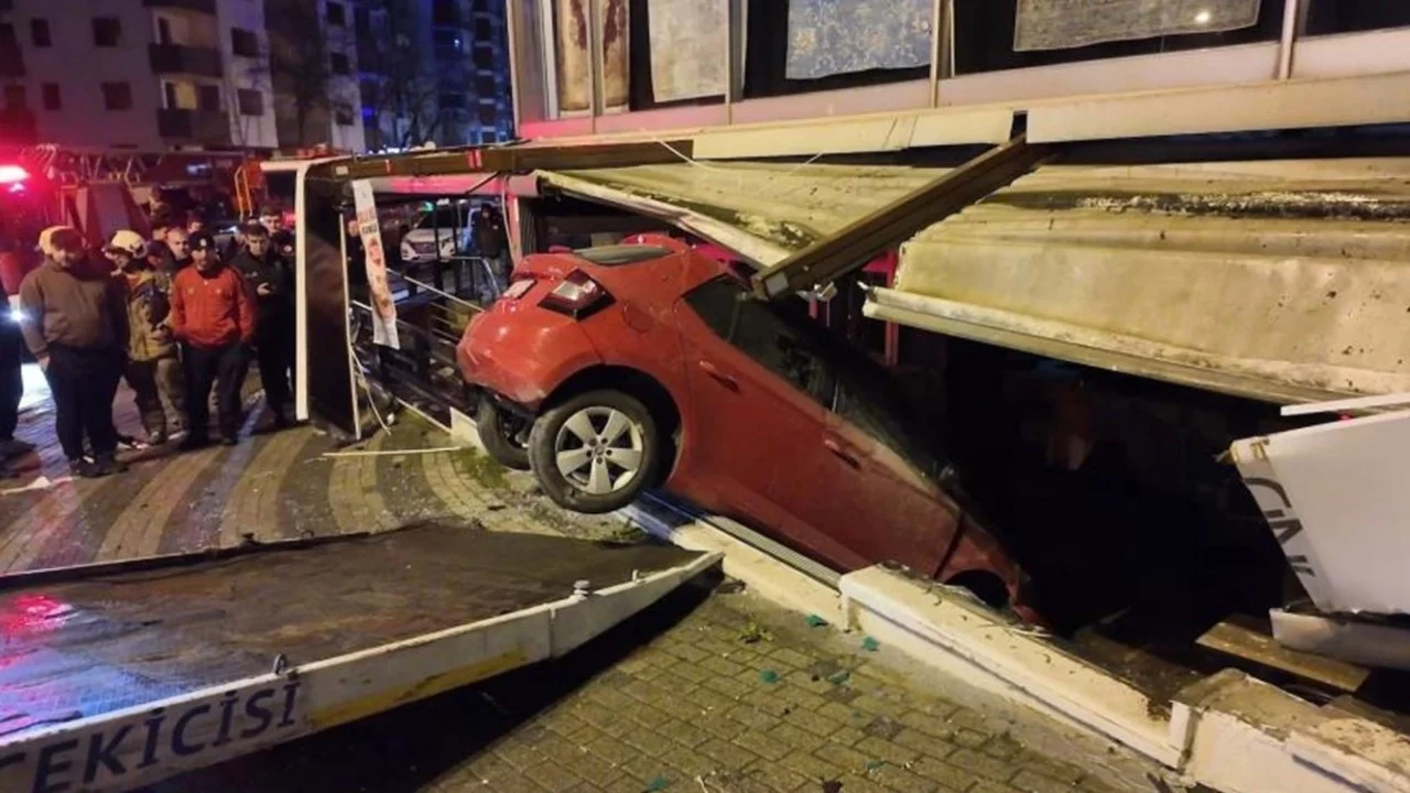 Üsküdar'da kontrolden çıkan otomobil iş yerine daldı