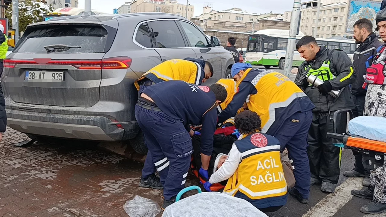 Kayseri'de otomobil yayaların arasına daldı: 5 yaralı