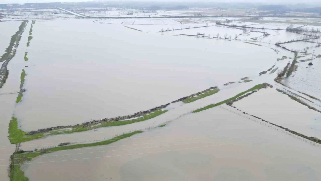 Samsun Terme'de ovada su taşkını, yüksekte kar esareti