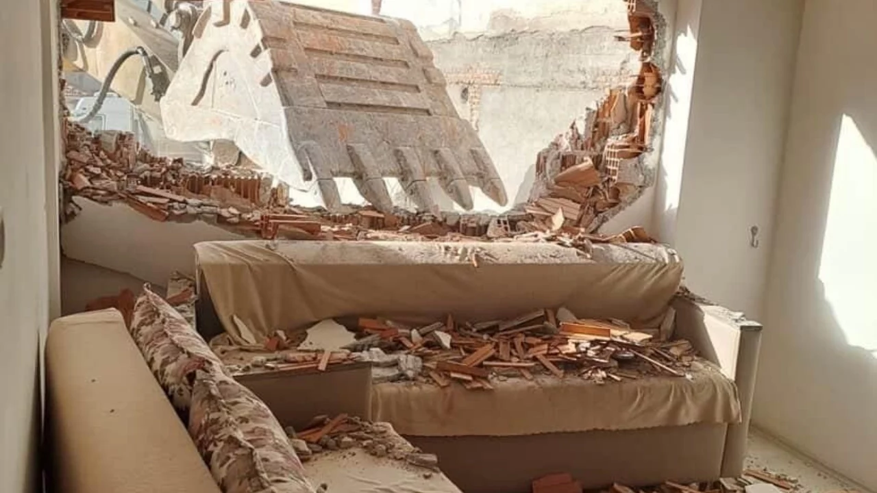 Bursa'da temel kazısı faciası: İş makinesi yan apartmanın duvarını yıktı