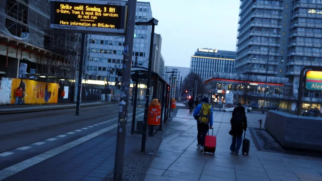 Almanya'da 100 bin işçi iş bıraktı