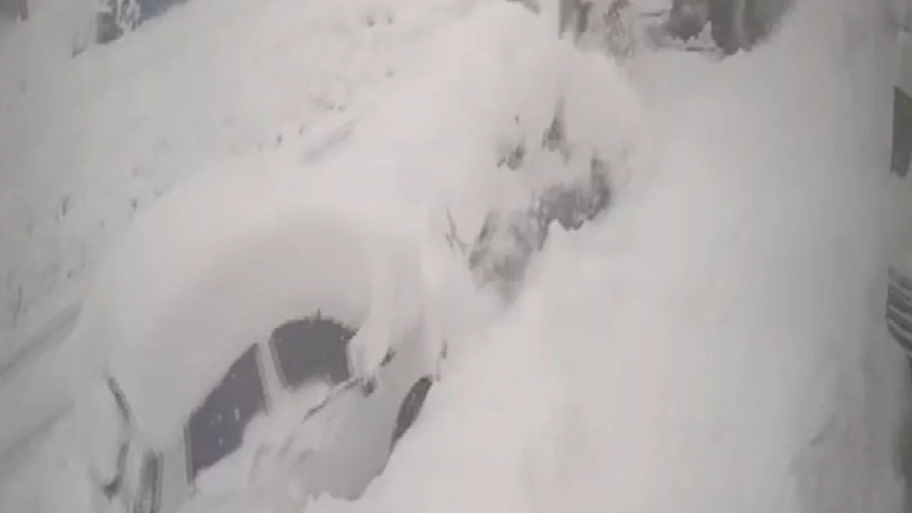 Yoldaki karı temizleyen iş makinası kardan kaybolan otomobile çarptı