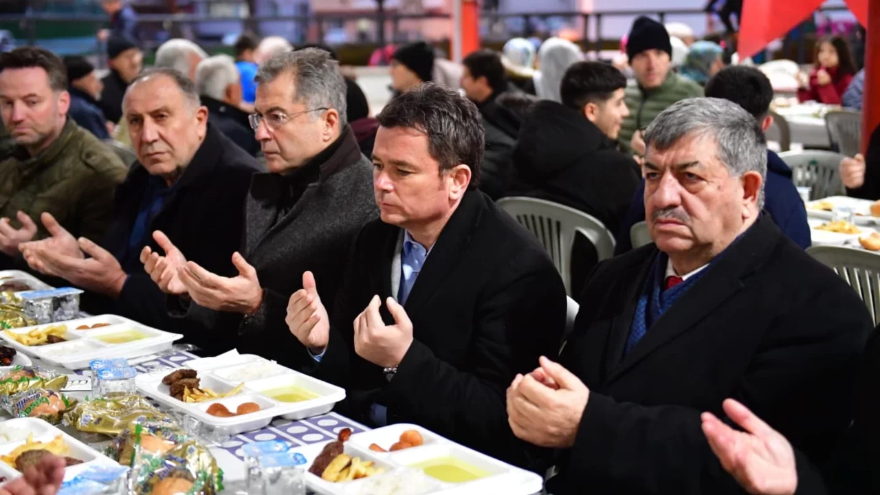 Osmangazi Belediye Başkanı Aydın, Panayır'da vatandaşlarla iftarda buluştu