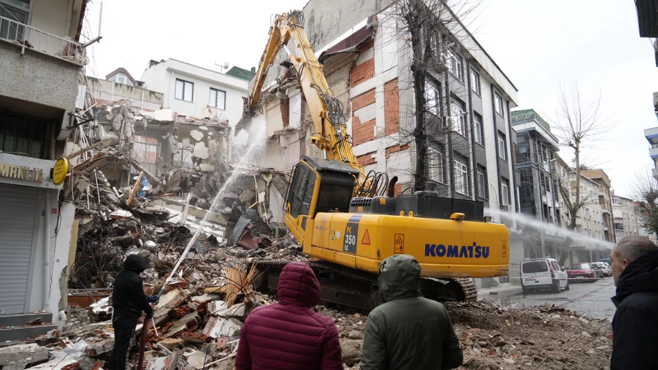Yıkım esnasında kepçe başka eve girdi, genç kadın çığlıklar içinde kaldı