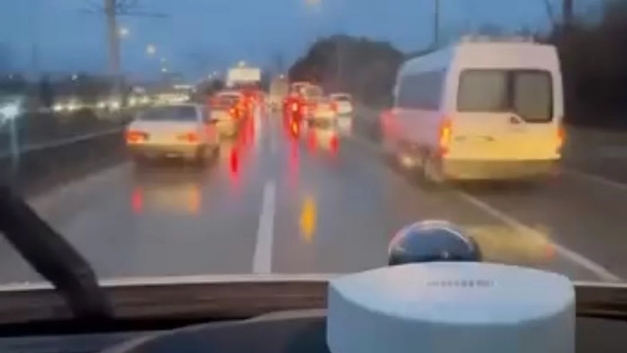 Bursa'da yoğun trafikte insanlık dersi! Ambulans için fermuar sistemi