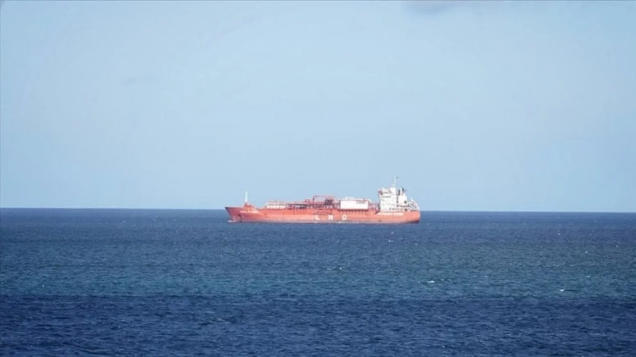 İran Hürmüz Boğazı'ndan geçişleri kapattı: Petrol krizinin eli kulağında