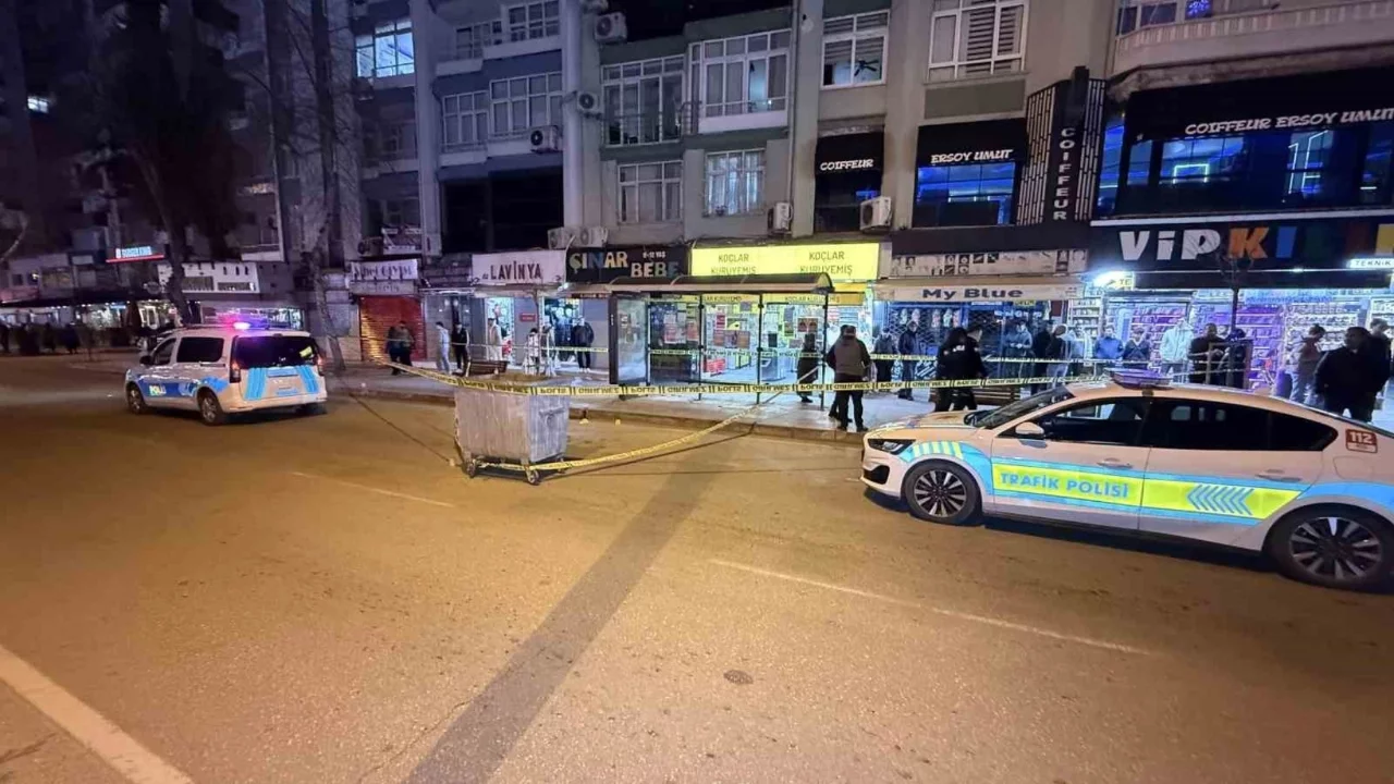 Adana'da husumet kanlı bitti: Otobüs beklerken vuruldu