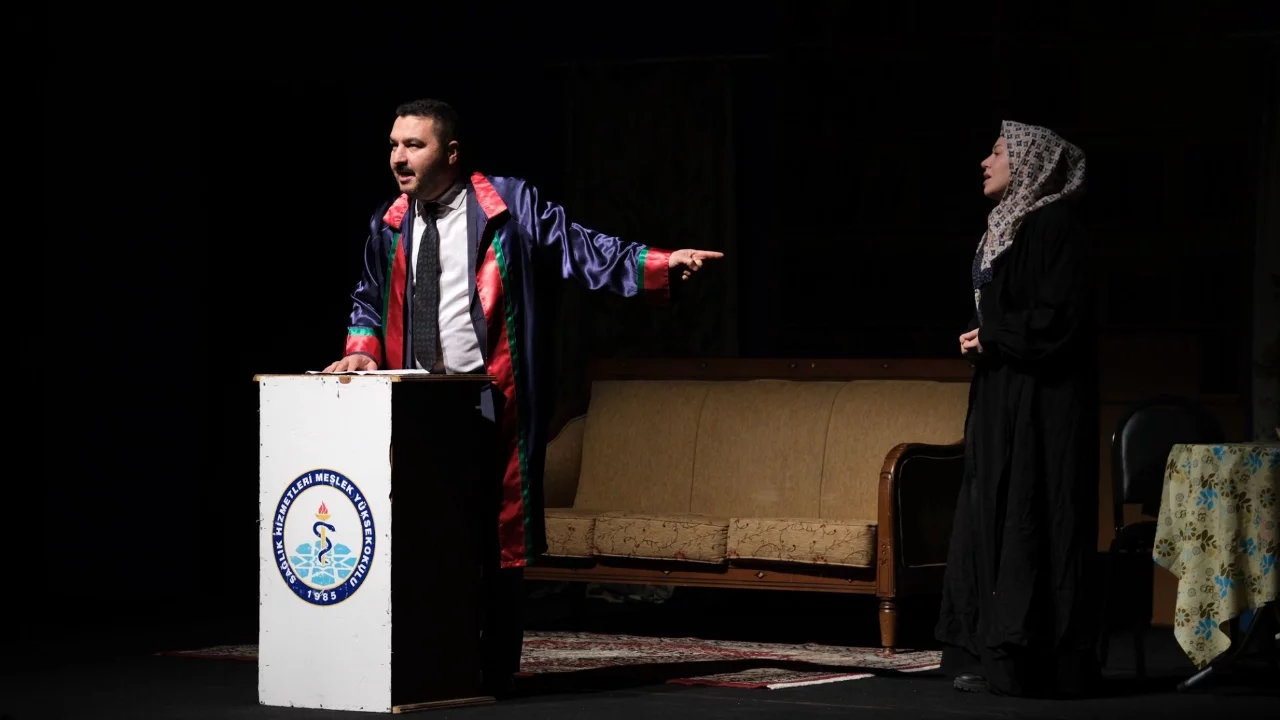 'Karanlıkta açan çiçekler' tiyatro oyunu Yıldırımlılar ile buluştu