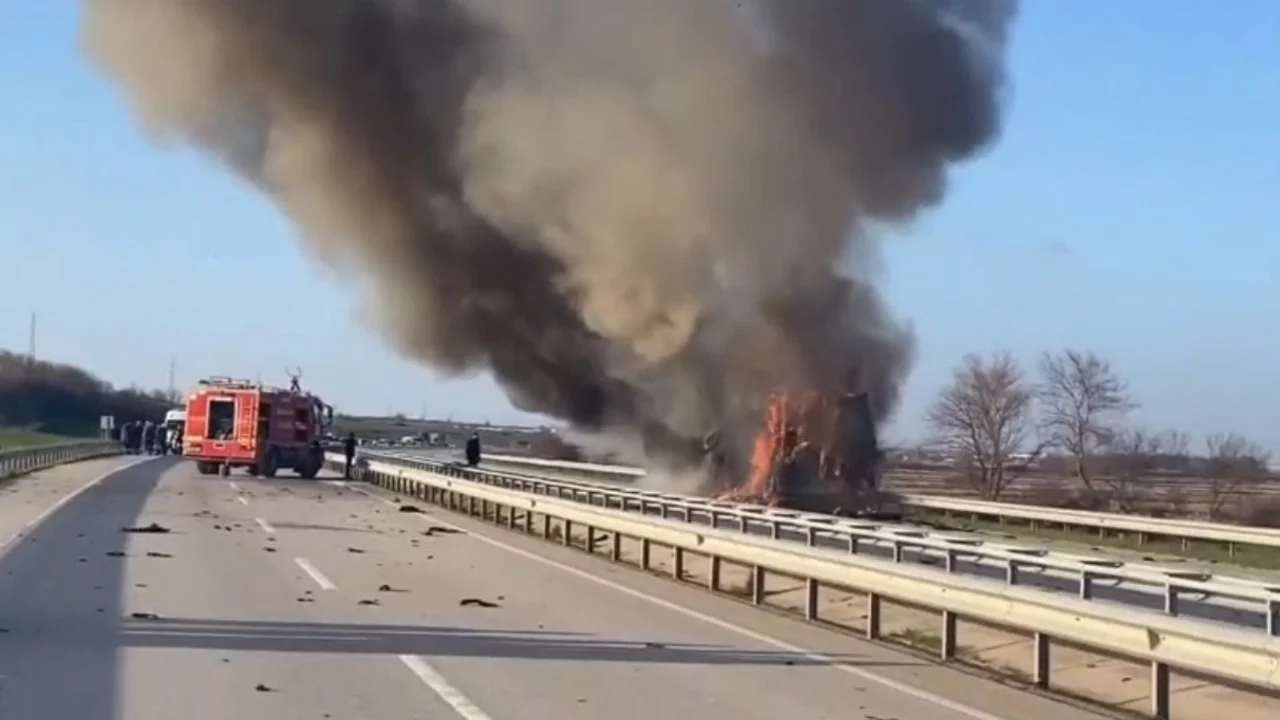 Edirne'de domates yüklü tır küle döndü