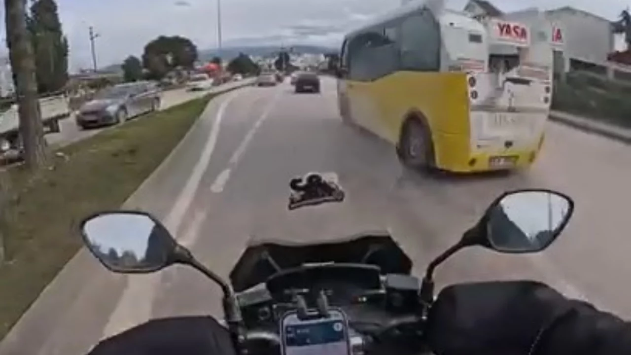 Bursa'da yürekleri ağza getiren anlar! Motosiklet sürücüsünün dikkati kazayı önledi