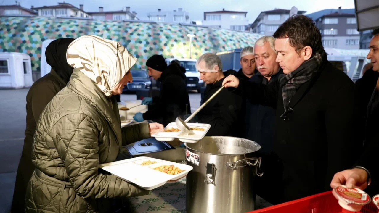 Osmangazi Belediye Başkanı Erkan Aydın, iftar sofrasında yüzlerce kişi ile bir araya geldi