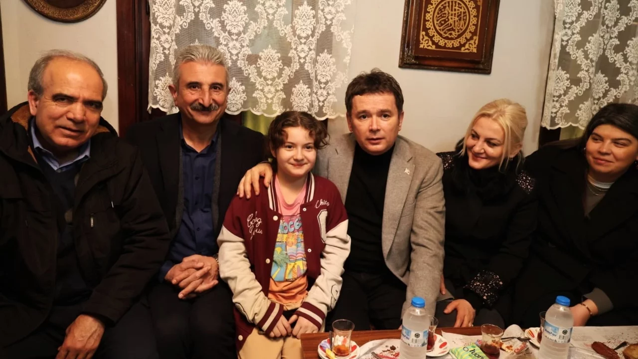 Osmangazi Belediye Başkanı Erkan Aydın, Abdal Meydanı'nda vatandaşlarla sahur yaptı