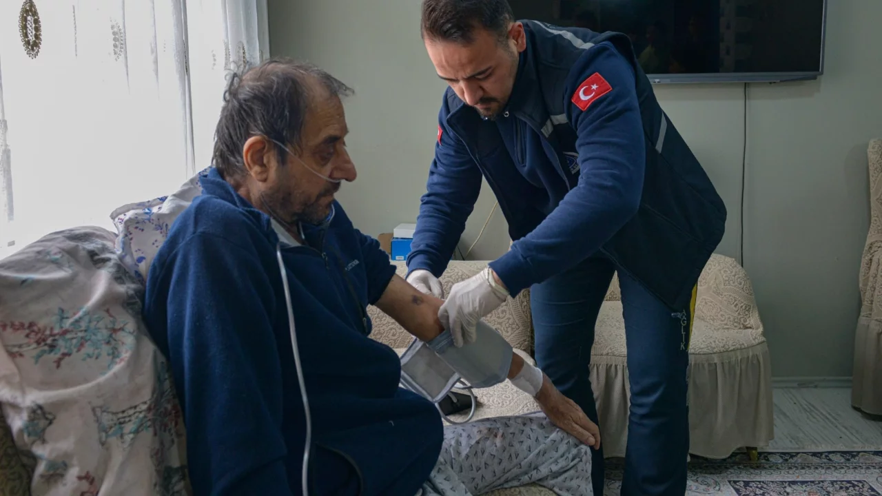 Bursa Büyükşehir Belediyesi, evde bakım ve temizlik hizmetini Ramazan ayında da sürdürüyor