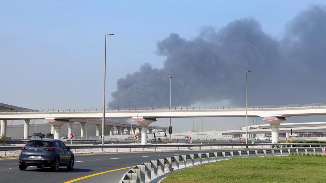 Dubai'de patlama sesleri: Dumanlar yükseliyor