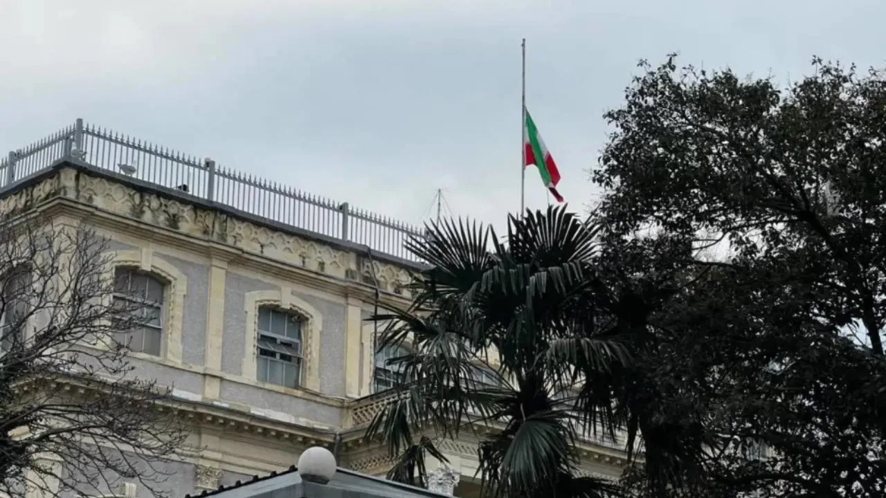 İstanbul'daki İran Başkonsolosluğu'nda bayrak yarıya indirildi