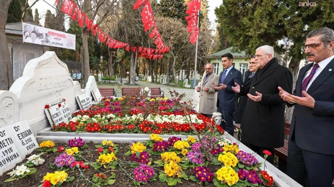 İYİ Parti lideri Müsavat Dervişoğlu'ndan Necmettin Erbakan'ın kabrine ziyaret