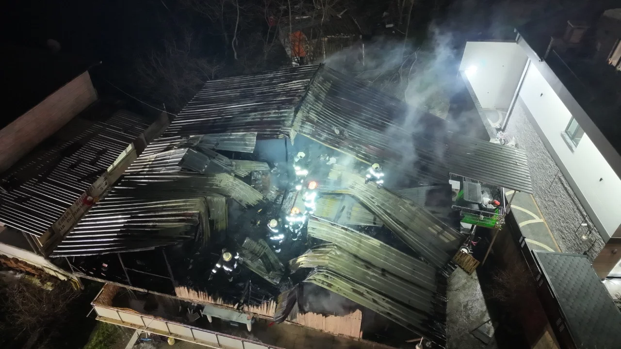 Kocaeli'de 2 katlı evin çatısı alev alev yandı