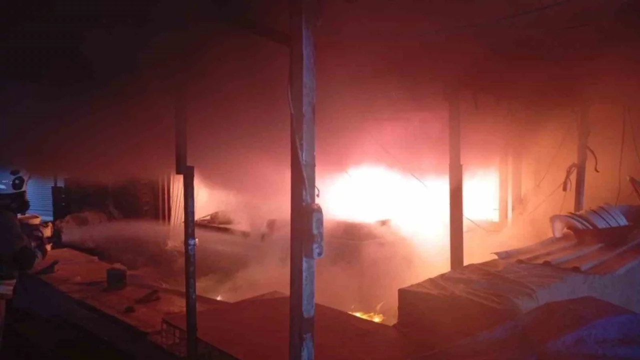 Hatay'da iş yeri alevlere teslim oldu