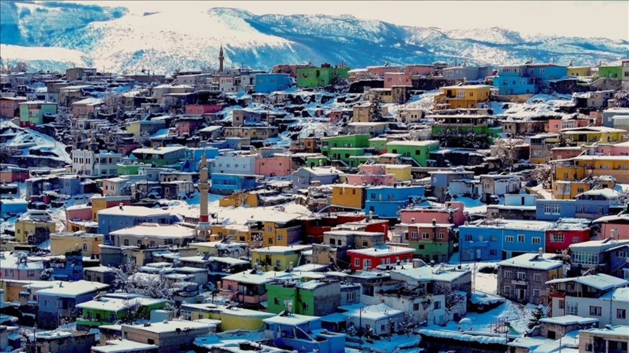 Kayseri'nin beyaza bürünen "renkli evler"i havadan görüntülendi