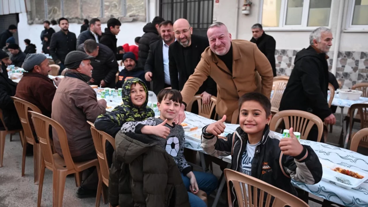 Karacabey Belediye Başkanı Fatih Karabatı, sokak iftarında vatandaşlarla buluştu