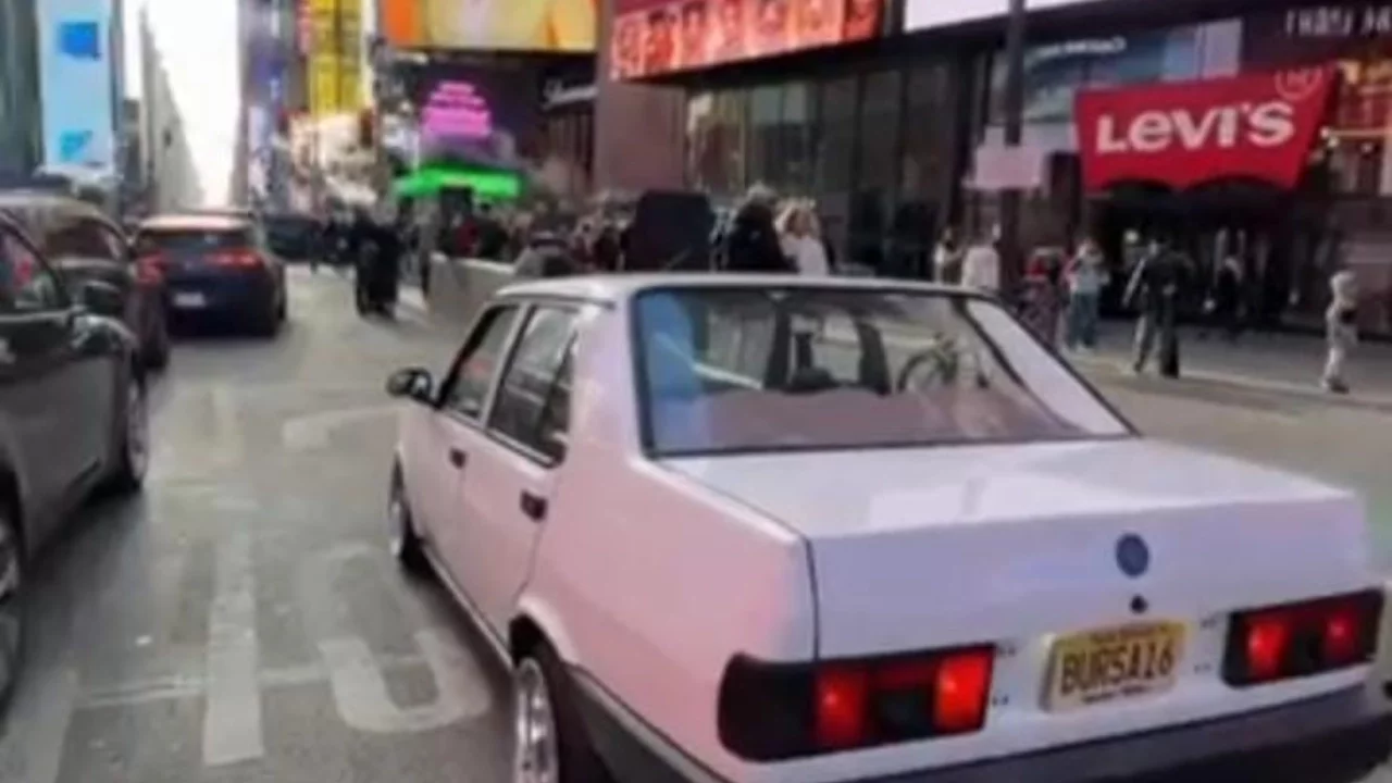 Bursa plakalı otomobil ile New York sokaklarında şehir turu attı
