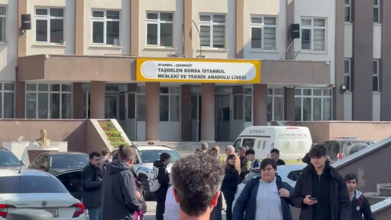 İstanbul'da lise öğrencisi, 2 öğretmeni ile bir öğrenciyi bıçaklamıştı: Bir öğretmenden acı haber