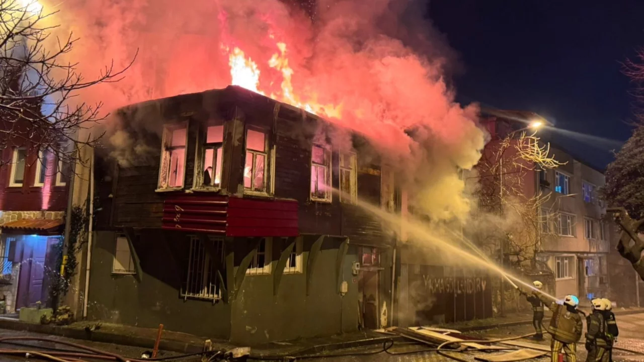 İstanbul'da 2 metruk binada çıkan yangın söndürüldü