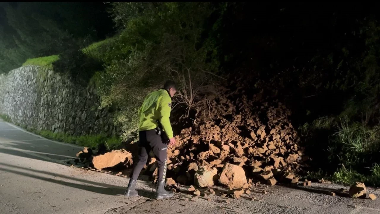 Bursa'da heyelanla düşen kayalar yola savruldu! Kaza kıl payı atlatıldı