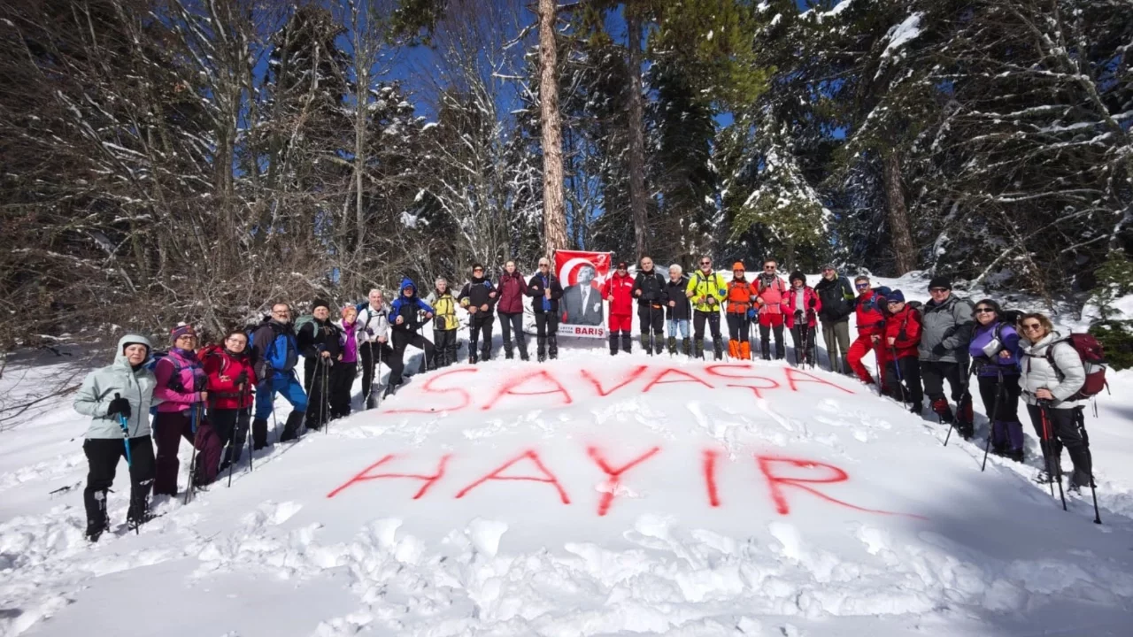 Uludağ'da dağcılar karlara "savaşa hayır" yazdılar
