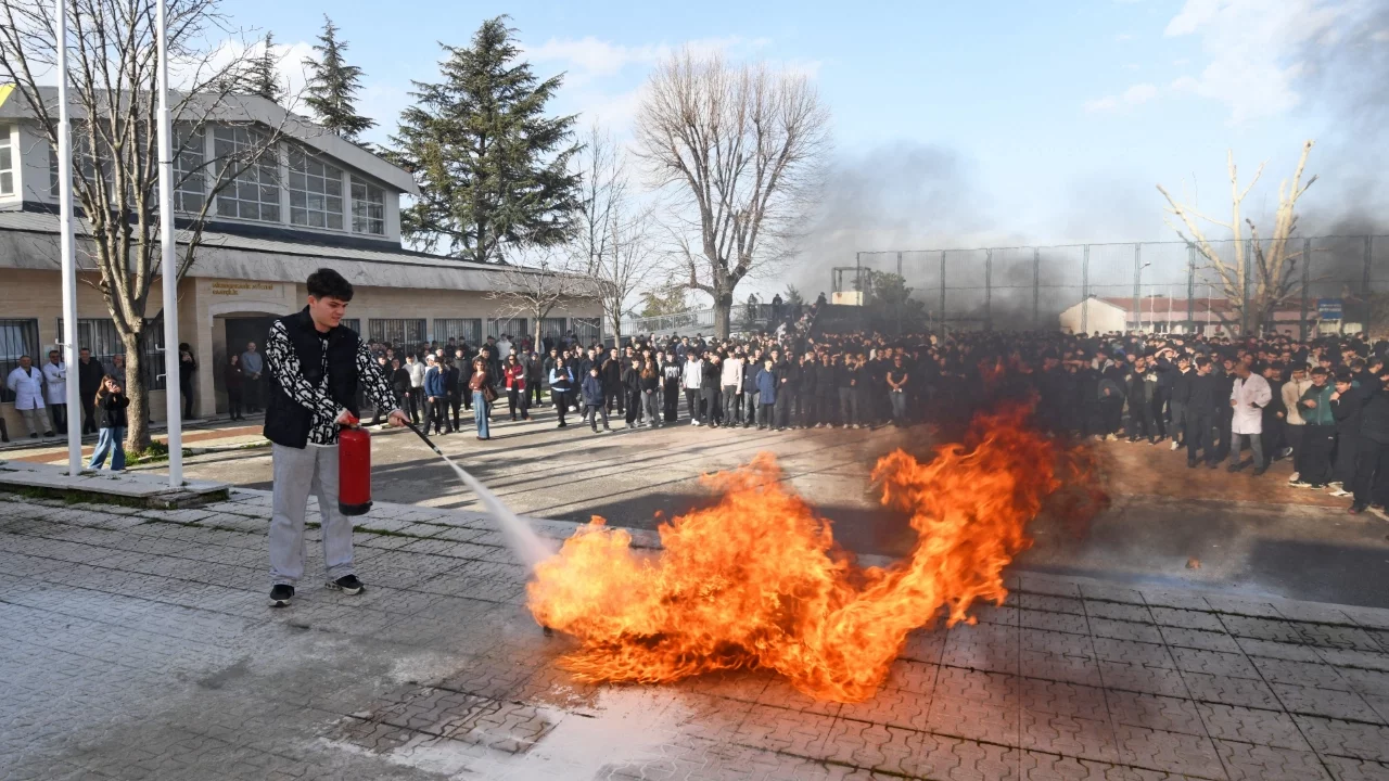 Osmangazi Belediyesi'nden gerçeğini aratmayan yangın tatbikatı